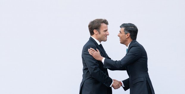 Le president francais, emmanuel macron, serre la main du premier ministre britannique, rishi sunak lors du sommet de la cop27