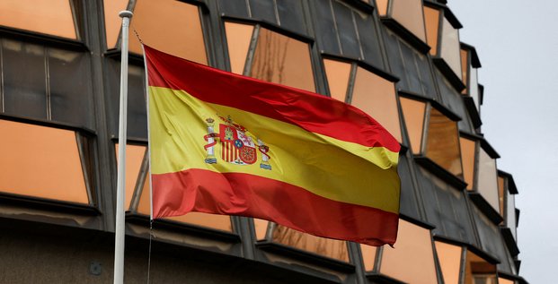 Le drapeau espagnol est vu a l'exterieur du batiment de la cour constitutionnelle a madrid