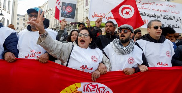Tunisie, Des partisans de l'union generale tunisienne du travail (ugtt) manifestent contre le president tunisien kais saied