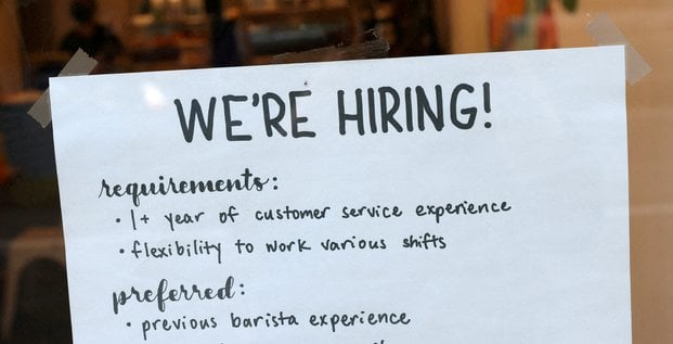 Un panneau d'embauche est visible dans un cafe alors que le departement americain du travail publie son rapport sur l'emploi de juillet, a manhattan, new york city