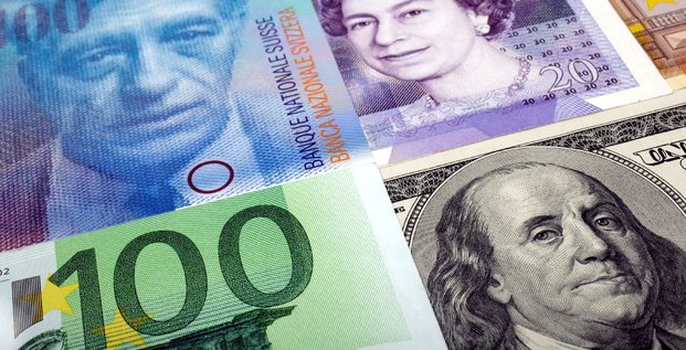 Illustration des billets de banque en dollars americains, francs suisses, livres sterling et euros