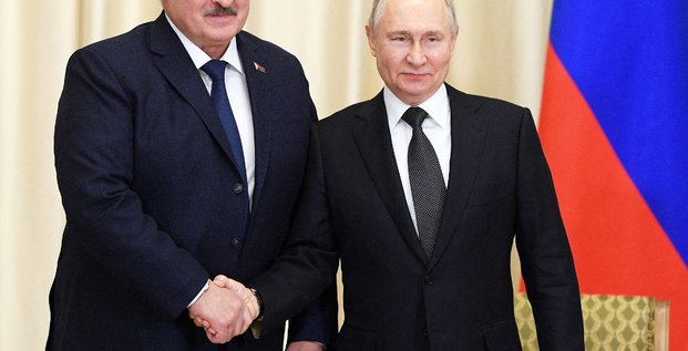 Le president russe vladimir poutine serre la main du president bielorusse alexandre loukachenko
