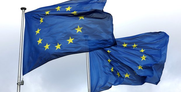 Les drapeaux de l'union europeenne flottant devant le siege de la commission europeenne