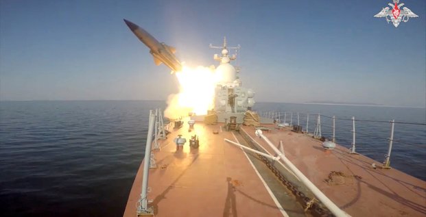 La russie tire un missile anti-navire supersonique sur une cible fictive en mer du japon
