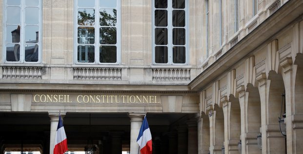 Des drapeaux francais sont accroches devant l'entree du conseil constitutionnel a paris