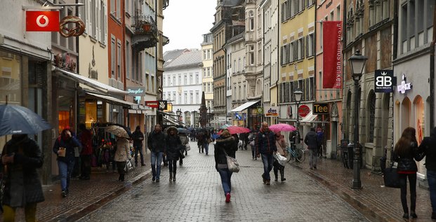 Les gens marchent dans une rue commercante. /photo prise le 17 janvier 2015 a konstanz, en l'allemagne
