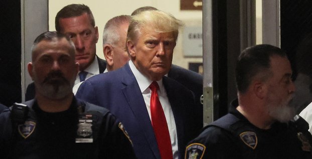 Photo de l'ancien president americain donald trump dans un tribunal de manhattan, a new york