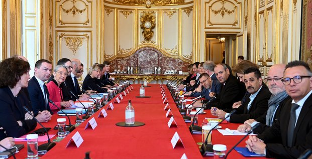 La premiere ministre borne rencontre les syndicats francais sur la reforme des retraites a paris