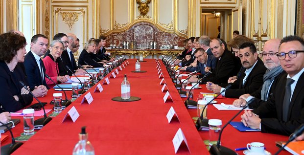 La premiere ministre borne rencontre les syndicats francais sur la reforme des retraites a paris
