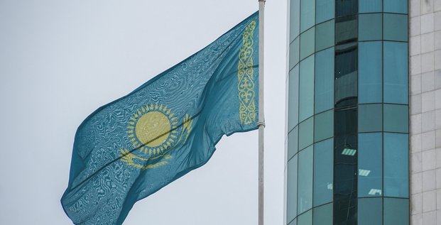 Le drapeau national du kazakhstan flotte a astana