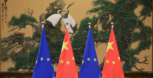 Les drapeaux de l'union europeenne et de la chine sont representes lors du sommet chine-ue a pekin