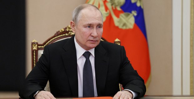Le president russe vladimir poutine presidant une reunion avec les membres du conseil de securite