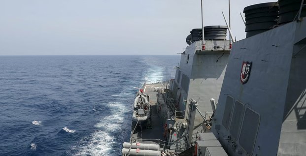 Le destroyer de missiles guides de classe arleigh burke uss milius effectue une operation de transit dans le detroit de taiwan
