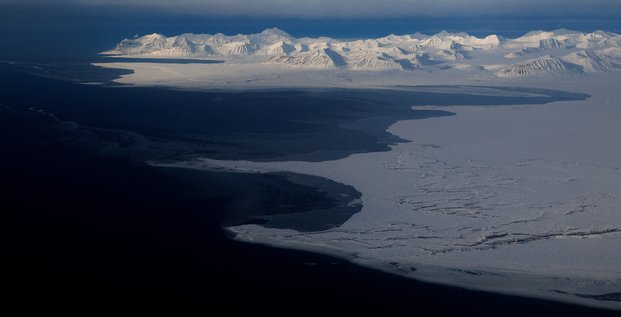 Des montagnes enneigees et de l'ocean arctique sur la cote de svalbard au norvege