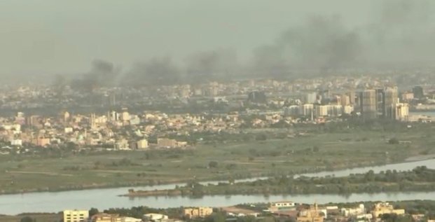 De la fumee s'eleve au-dessus des batiments dans le nord de khartoum, au soudan