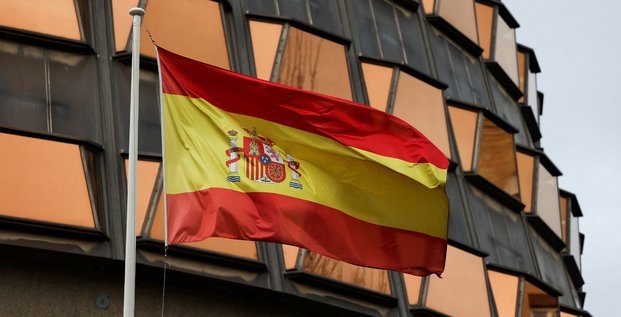 Le drapeau espagnol est vu a l'exterieur du batiment de la cour constitutionnelle a madrid