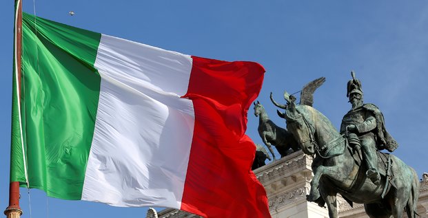 Le drapeau italien flotte dans le centre de rome