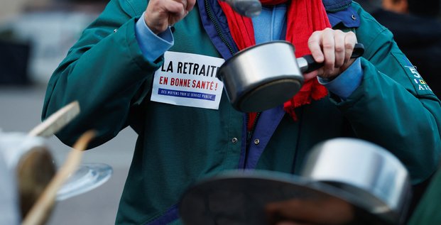 Des manifestants frappent sur des casseroles a paris