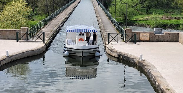 Le premier bateau de plaisance à hydrogène sur le pont Canal à Digoin, en Saône-et-Loire
