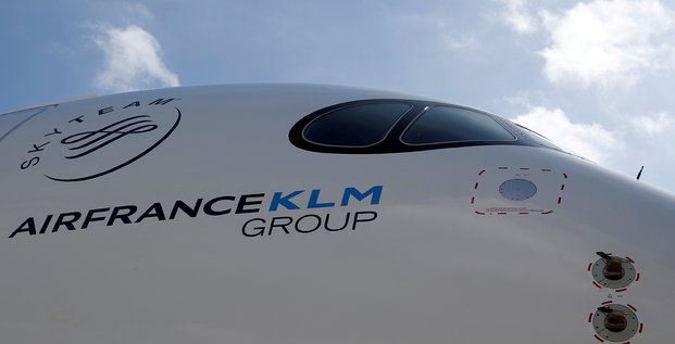 Photo d'archives du logo du groupe air france-klm est represente sur le premier airbus a350 d'air france lors d'une ceremonie au siege du constructeur aeronautique airbus a colomiers