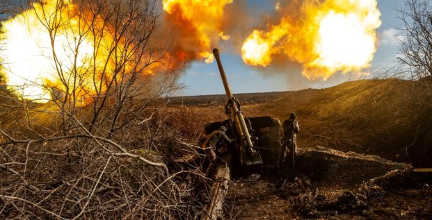 Des militaires ukrainiens tirent un canon de campagne remorque de 130 mm m-46 sur une ligne de front pres de soledar