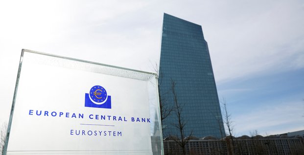 Photo d'archives du logo de la banque centrale europeenne (bce) devant son siege a francfort
