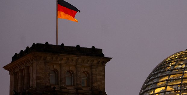 Un drapeau allemand flotte au dessus du reichstag