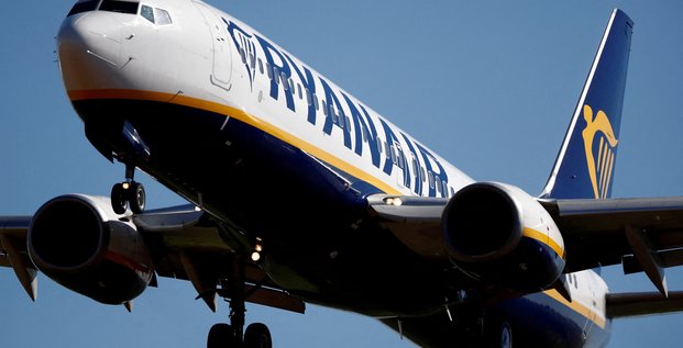Un boeing 737-800 de ryanair s'approche pour atterrir a l'aeroport de paris-beauvais