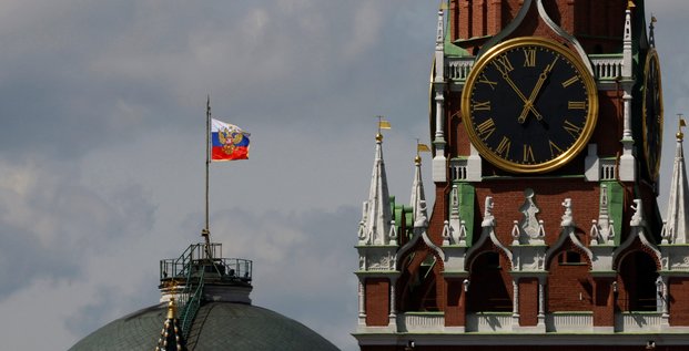 Photo du drapeau russe qui flotte sur le dome d'un batiment du kremlin a moscou