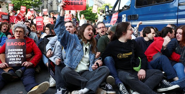 Des militants ecologistes protestent lors de l'assemblee generale annuelle de totalenergies a paris