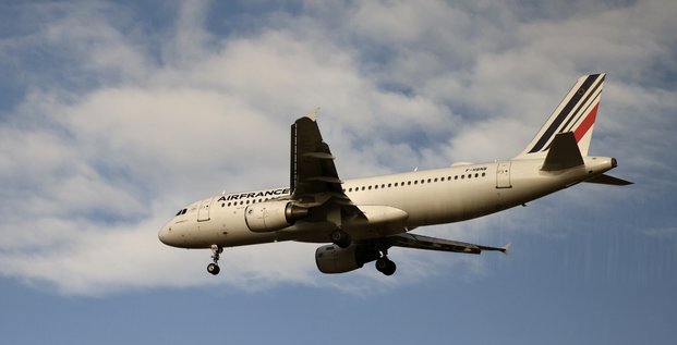 Un avion airbus a320 d'air france atterrit a l'aeroport charles de gaulle pres de paris