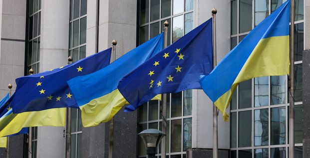 Les drapeaux de l'ukraine flottent devant le batiment du parlement europeen a bruxelles