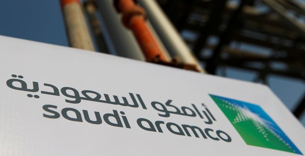 Le logo de saudi aramco sur le site petrolier d'abqaiq