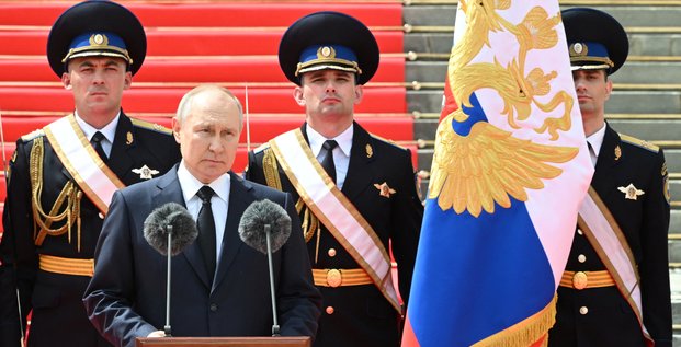 Vladimir poutine rend hommage aux forces armees