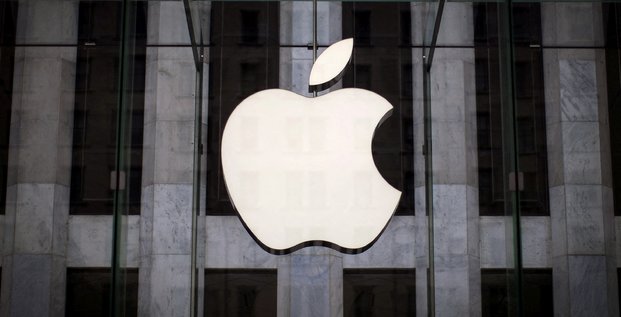 Un logo apple est accroche au-dessus de l'entree de l'apple store sur la 5e avenue, dans l'arrondissement de manhattan a new york