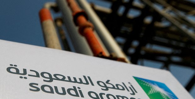 Un panneau avec le logo d'aramco est photographie dans une installation petroliere a abqaiq, en arabie saoudite