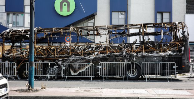 Bus incendié émeutes paris