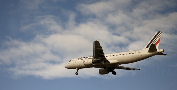 Un avion airbus a320 d'air france atterrit a l'aeroport charles de gaulle pres de paris
