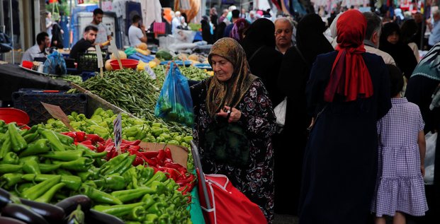 Des personnes font des achats sur un marche de produits frais a istanbul