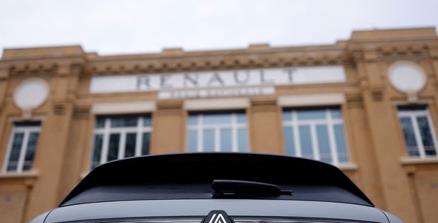 Un logo de renault sur une voiture lors de la presentation des resultats annuels 2022 du constructeur automobile francais