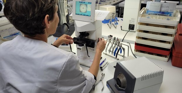 Une opératrice vérifie la monture des lunettes dans les ateliers d'Atol à Beaune