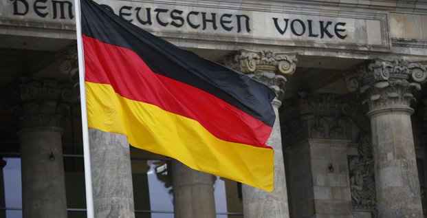 Photo du drapeau allemand a l'exterieur du parlement allemand bundestag