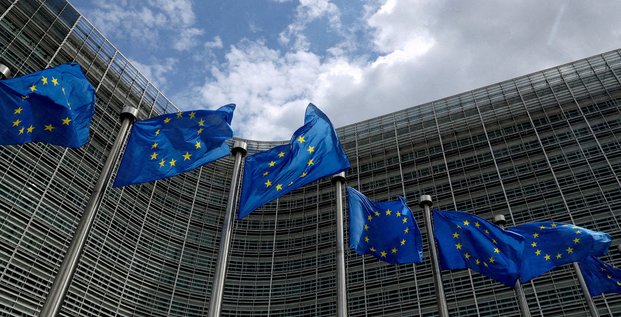 Les drapeaux de l'union europeenne flottent devant le siege de la commission europeenne a bruxelles