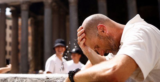 Un ressortissant canadien se rafraichit a une fontaine pres du pantheon, a rome, en italie