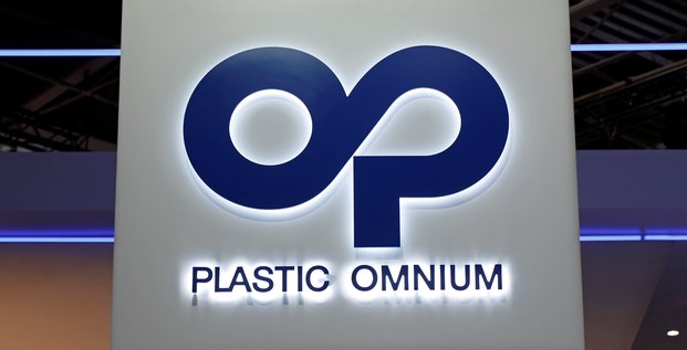 Un logo plastic omnium lors du mondial de l'auto 2018 a paris