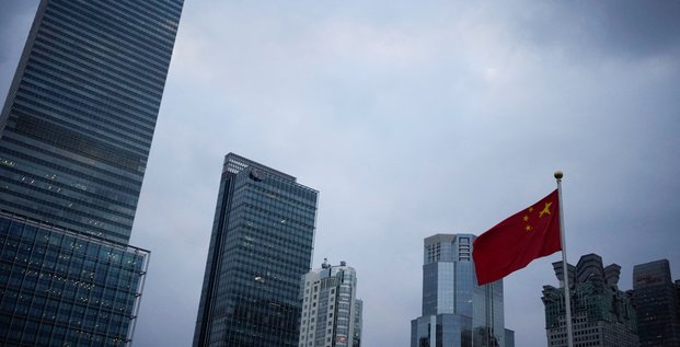 Un drapeau national chinois a shanghai apres la pandemie de covid-19