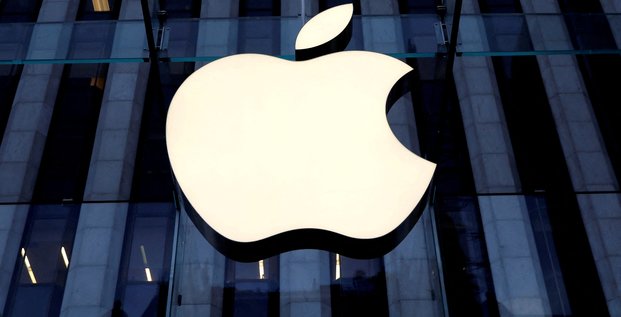 Le logo d'apple inc. a l'entree de l'apple store sur la 5e avenue a manhattan, new york, etats-unis