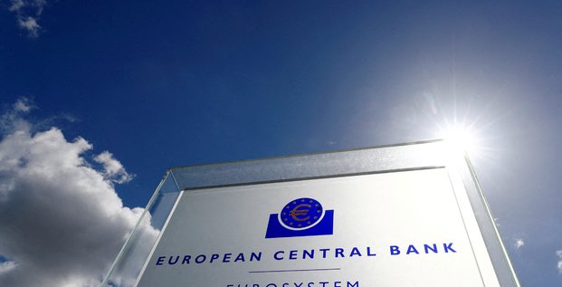 Le logo de la banque centrale europeenne (bce) est represente a l'exterieur de son siege a francfort