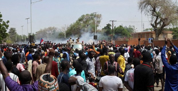 Des manifestants pro-junte devant l'ambassade de france a niamey, la capitale du niger