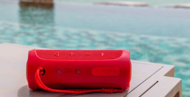 Top 3 des enceintes Bluetooth waterproof pour vos vacances au bord de la piscine